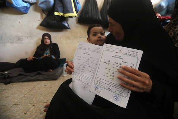 الطفل الفلسطيني حمزة الرباعي، البالغ من العمر عامًا واحدًا، يعيش مع أقارب والده في مركز إيواء بمدينة غزة، بعدما أصبح الناجي الوحيد من عائلته المباشرة إثر مقتل والديه وإخوته الثلاثة في هجمات إسرائيلية منفصلة، 10 أغسطس/آب 2026. (صورة: بلال أسامة)