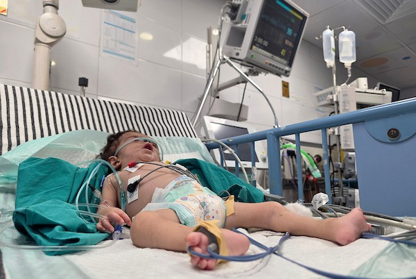 يعمل عمال في مرافق إنتاج وتعبئة الأكسجين بمجمع ناصر الطبي في خان يونس، جنوب قطاع غزة، في 15 أغسطس/آب 2026، حيث لا تعمل سوى محطتين من أصل ست محطات لإنتاج الأكسجين ووحدة تعبئة واحدة من أصل أربع. (صورة: طارق محمد)