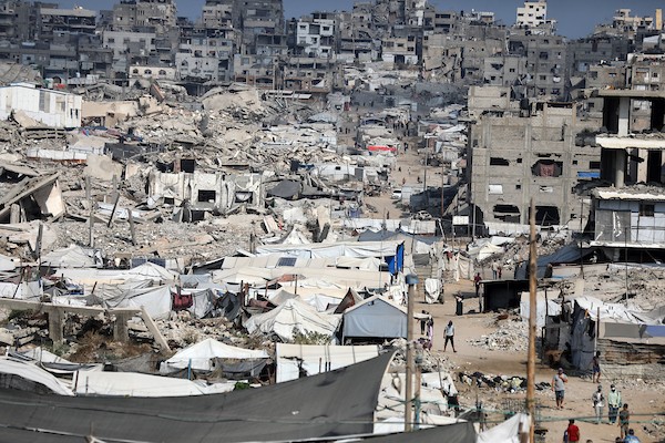 خيام فلسطينية نُصبت بجوار منازل مدمرة في منطقة الزرقاء بمدينة غزة. (تصوير: بلال أسامة)