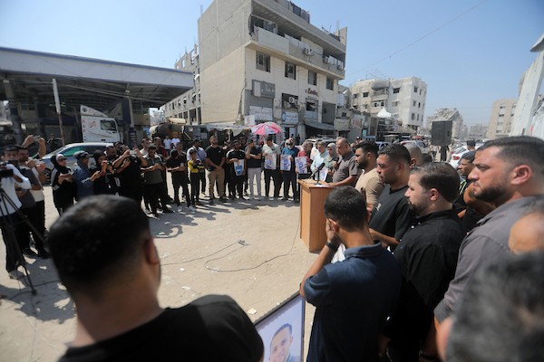 صحفيون فلسطينيون خلال وقفة أمام مستشفى الشفاء بمدينة غزة، في الذكرى الأولى لمقتل ستة من زملائهم، 10 أغسطس/آب 2026. تصوير: بلال أسامة.