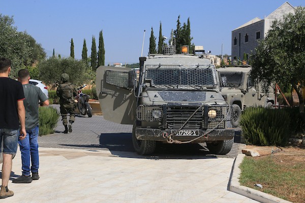 يتفقد فلسطينيون منزلاً أُضرمت فيه النيران عقب هجوم شنه مستوطنون إسرائيليون في قرية أوصرين، جنوب نابلس، في 23 أغسطس/آب 2026.(صورة: محمد ناصر)