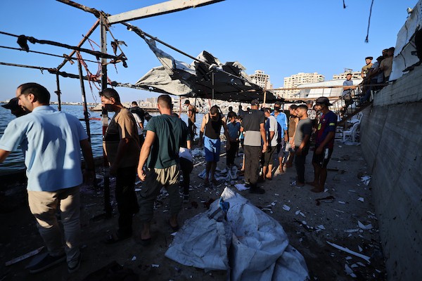 فلسطينيون في موقع غارة جوية إسرائيلية استهدفت مجموعة من المدنيين على الواجهة البحرية غرب مدينة غزة، في 18 أغسطس/آب 2026.(صورة: هادي داود)