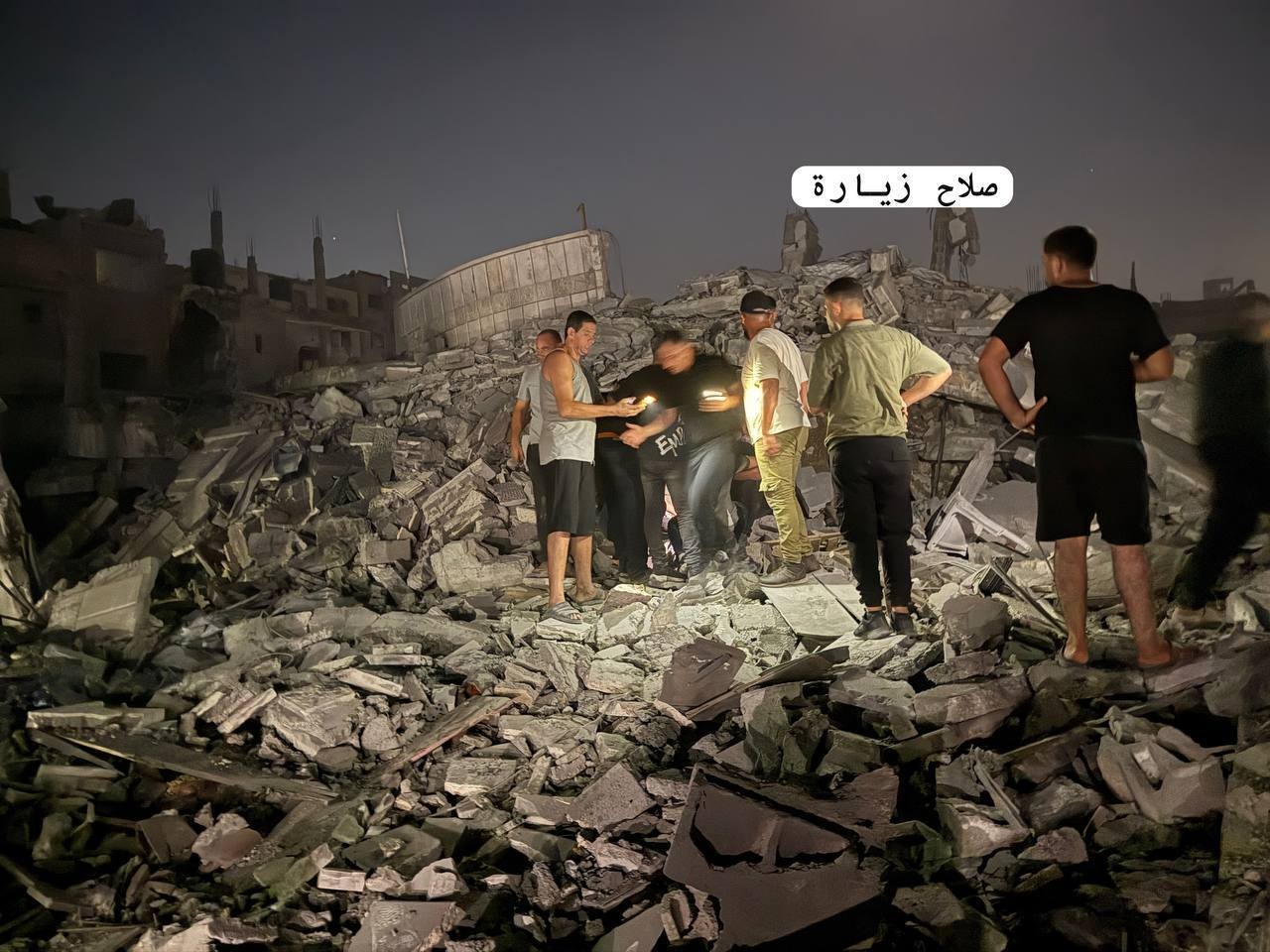 الدمار الواسع الذي خلفه طيران الاحتلال بعد استهداف منزلًا في حي الصفطاوي شمال مدينة غزة..jpg