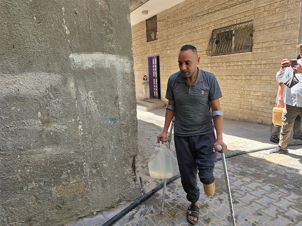 الفلسطيني محمد حسن البرغوث، الذي فقد ساقه خلال الحرب، يقف متكئًا على عكاز في خان يونس، جنوب قطاع غزة، في 12 أغسطس/آب 2026. (صورة: طارق محمد)
