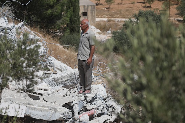 يتفقد فلسطينيون أنقاض منزل قيد الإنشاء هدمته القوات الإسرائيلية في قرية كرمة، جنوب مدينة دورا بالضفة، في 27 أغسطس/آب 2026.(صورة: مأمون وزواز)