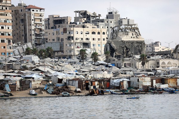 فلسطينيون نازحون يحاولون مواصلة حياتهم اليومية داخل خيام متداعية ومكتظة على شاطئ مدينة غزة، وسط ظروف إنسانية قاسية فرضها النزوح المطول والحرب، 7 أغسطس/آب 2026. تصوير: بلال أسامة