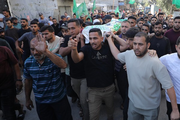 فلسطينيون يشاركون في جنازة صبحي سامي شحتوت، 30 عامًا، من سكان مخيم النصيرات، بعد استشهاده في غارة إسرائيلية أثناء قيادته دراجة نارية، 19 أغسطس/آب 2026.صورة: حسن الجدي