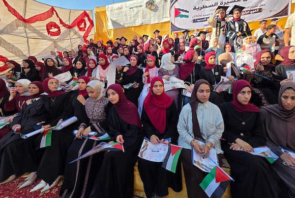 طلاب فلسطينيون متفوقون في المرحلة الثانوية برفقة عائلاتهم خلال حفل تكريم في خان يونس، جنوب قطاع غزة، في 6 أغسطس/آب 2026، احتفاءً بنجاح 140 طالبًا وطالبة رغم الظروف الصعبة. تصوير: طارق محمد