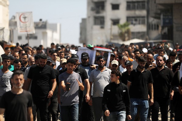 فلسطينيون يشاركون في تشييع رفات 50 شخصًا انتُشلوا من تحت أنقاض مبانٍ مدمرة في مدينة غزة، 20 آب/أغسطس 2026. (تصوير: بلال أسامة)
