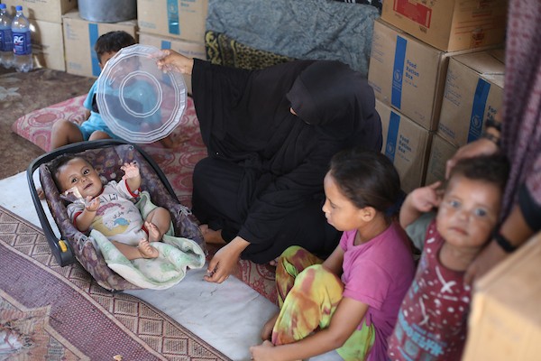 تعيش عائلات فلسطينية نازحة في خيام بمخيم النصيرات للاجئين وسط قطاع غزة، في 13 أغسطس/آب 2026. (صورة: حسن الجدي)
