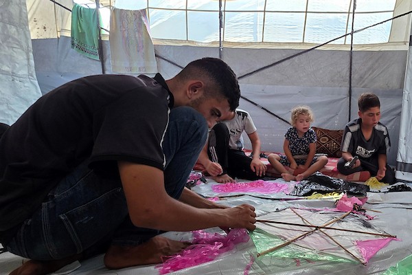 أطفال فلسطينيون يطلقون طائرات ورقية في منطقة المواصي بخان يونس، جنوب قطاع غزة، في 27 آب/أغسطس 2026. (تصوير: طارق محمد)