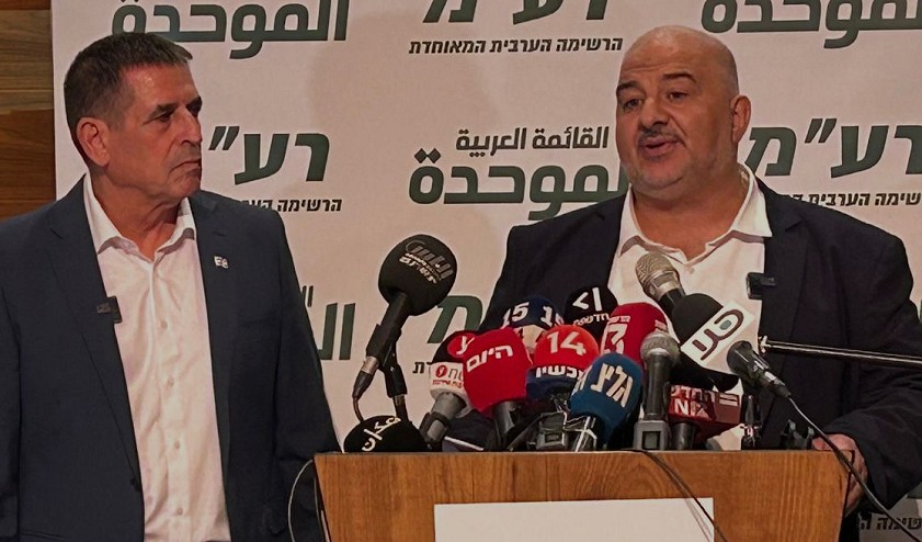 رئيس القائمة الموحدة، منصور عباس، إلى جانب سيغالوفيتش.jpg