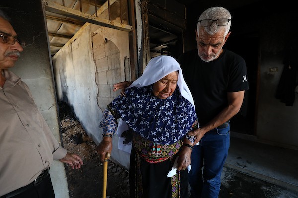 فلسطينيون يتفقدون منزلاً تضرر جراء حريق قال سكان إن مستوطنين أشعلوه في منطقة خلات الفرا بمدينة يطا، جنوب الخليل، 20 أغسطس/آب 2026. صورة: مأمون وزواز