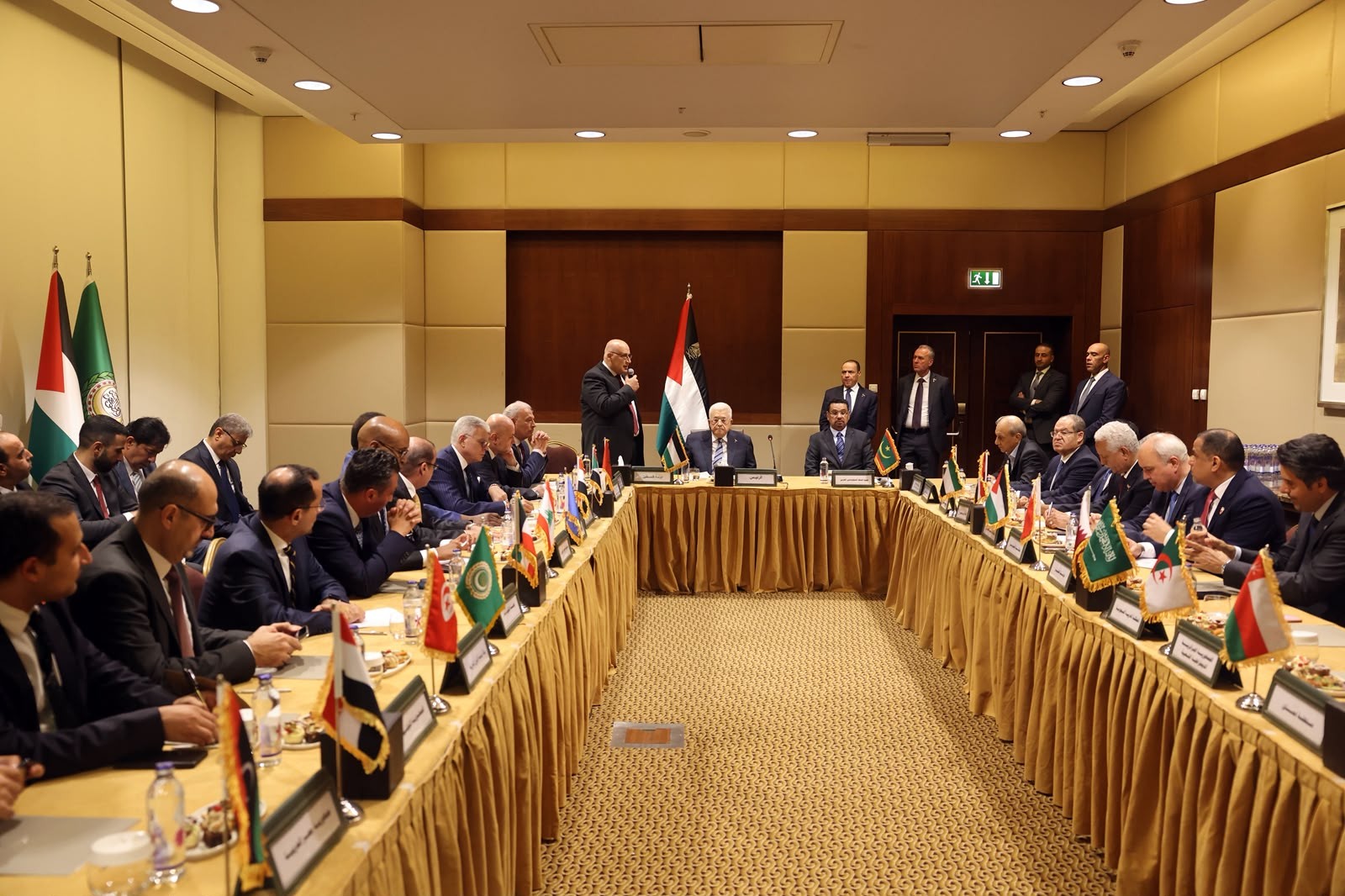 الرئيس يستقبل السفراء العرب المعتمدين لدى تركيا.jpg