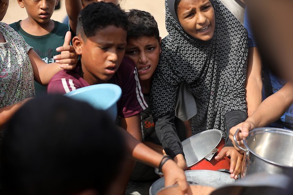 في 22 أغسطس/آب 2026، تلقى فلسطينيون وجبات طعام مطبوخة مجانية في مخيم للنازحين بمنطقة جباليا شمال قطاع غزة. (صورة: بلال أسامة)
