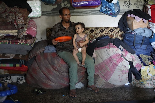 نازحون فلسطينيون داخل مدرسة تحولت إلى مأوى في مخيم النصيرات وسط قطاع غزة، 17 أغسطس/آب 2026. تصوير: حسن الجدي