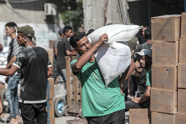 فلسطينيون يتلقون مساعدات غذائية من برنامج الأغذية العالمي في مخيم النصيرات وسط قطاع غزة، في 19 أغسطس/آب 2026، بالتزامن مع اليوم العالمي للعمل الإنساني. الصورة: معز صالحي