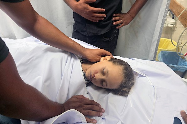 فلسطينيون يشيّعون الطفلة أمل نشأت أبو خاطر، 10 أعوام، خلال جنازتها في خان يونس جنوب قطاع غزة، في 24 أغسطس/آب 2026، بعد مقتلها بنيران القوات الإسرائيلية، بحسب عائلتها. الصورة: طارق محمد