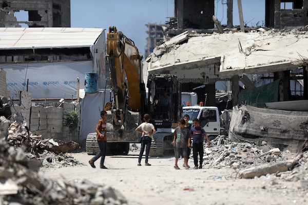 في 23 أغسطس/آب 2026، عمل عناصر الدفاع المدني الفلسطيني على انتشال جثث من تحت أنقاض منزل عائلة أبو شمالة في حي الزيتون، شرق مدينة غزة، (صورة: بلال أسامة)