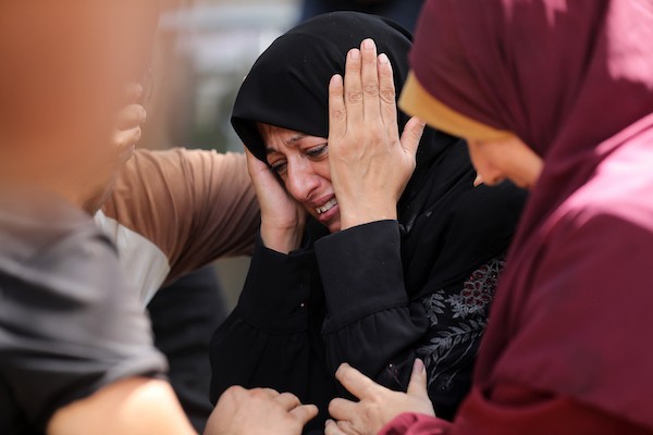 دّع المشيّعون جثماني عمر السراج وعاصم أبو عبده، اللذين استشهدا في غارة جوية إسرائيلية قرب الحديقة العامة في مدينة غزة في 31 أغسطس/آب 2026. (صورة: بلال أسامة)