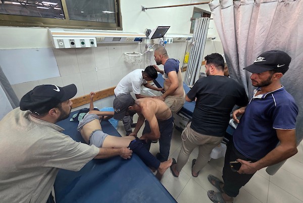 نقل جرحى، بينهم أطفال، إلى مجمع ناصر الطبي في خان يونس، جنوب قطاع غزة، في 23 أغسطس/آب 2026. (صورة: طارق محمد)