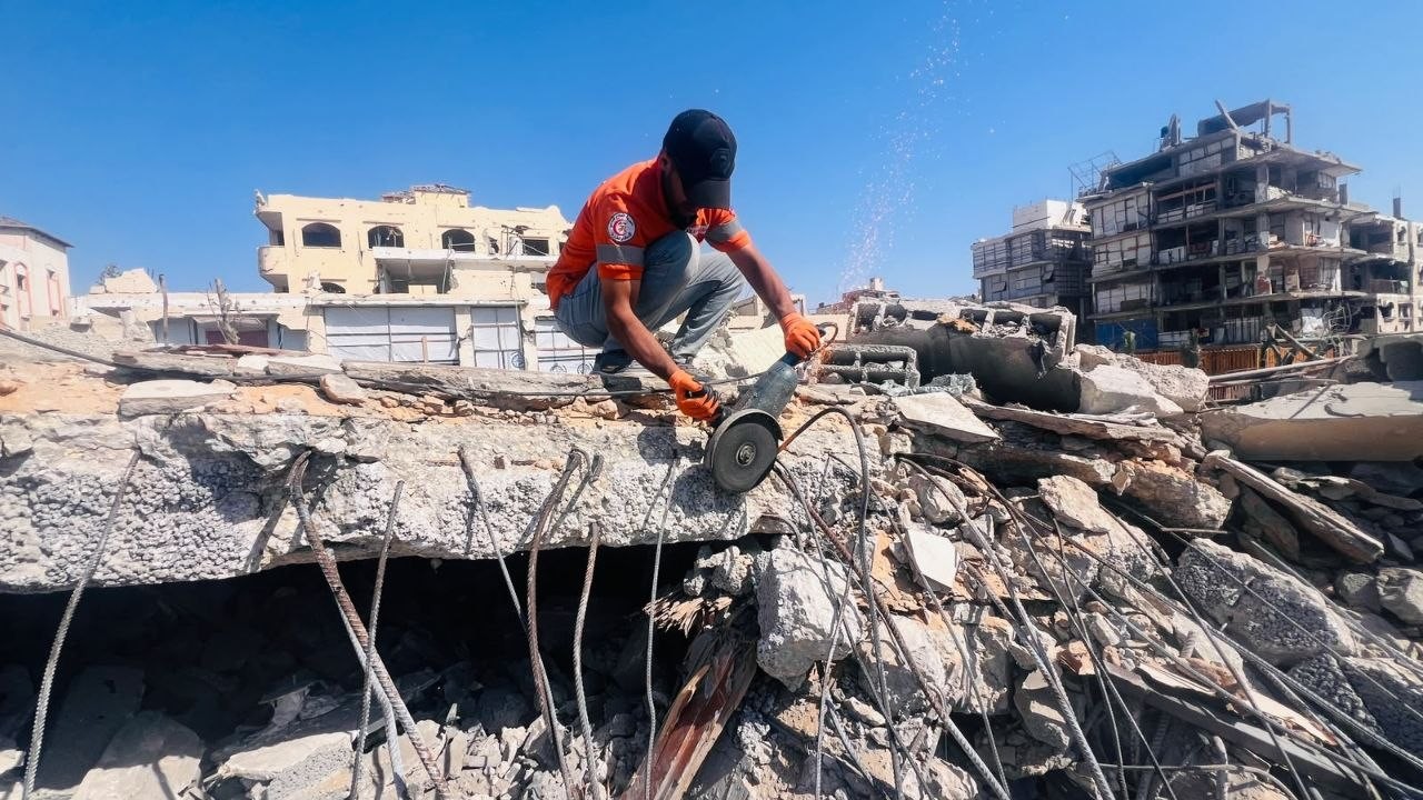 تمكنت طواقم الدفاع المدني بمحافظة غزة من انتشال جثامين ورفات تعود لــ 19 شهيد من تحت أنقاض منزل لعائلة كرم في شارع الصناعة.jpg