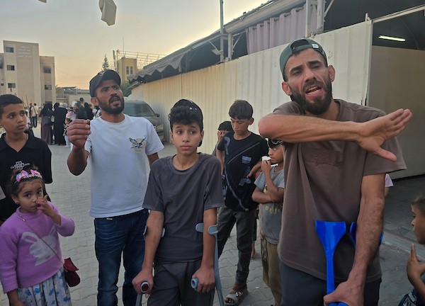 مرضى ومرافقوهم يصلون إلى مجمع ناصر الطبي في خان يونس بعد عودتهم من الأردن إثر انتهاء علاجهم، ضمن مجموعة تضم 63 مريضًا ومرافقًا، 26 أغسطس/آب 2026. تصوير: طارق محمد.