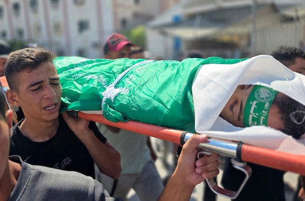 حضر المشيعون جنازة سعدي أبو رزق، الذي توفي متأثراً بجراحه التي أصيب بها في غارة جوية إسرائيلية استهدفت منطقة مخيم خان يونس جنوب قطاع غزة قبل أيام، وذلك في 6 أغسطس/آب 2026. (صورة: طارق محمد)