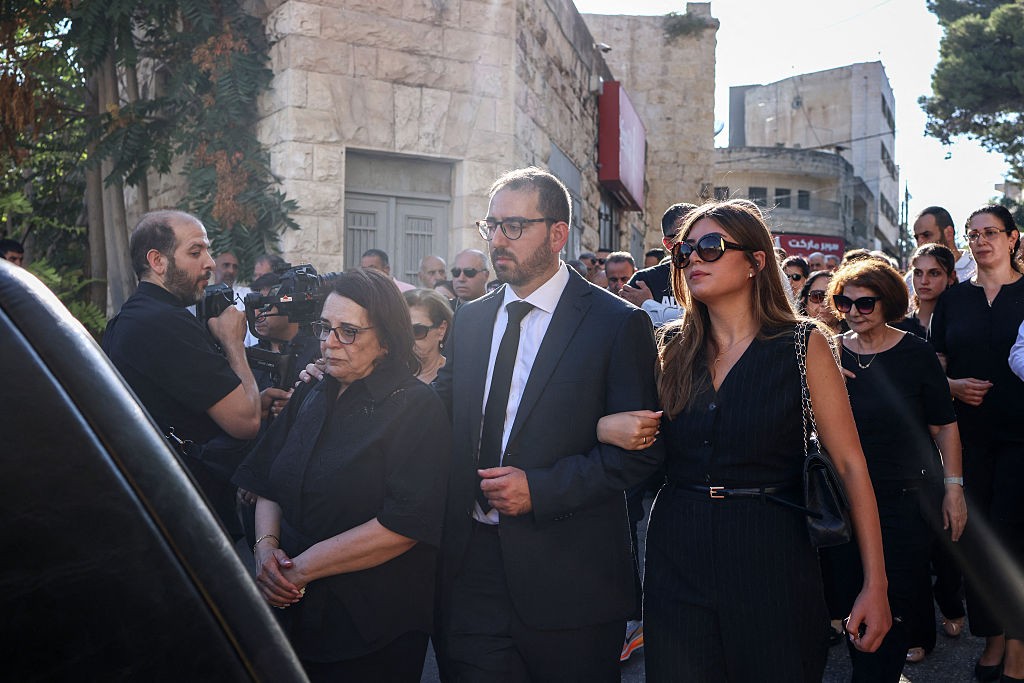 جانب من تشييع جثمان الفنان الكبير الراحل (Getty Images) 6.jpg