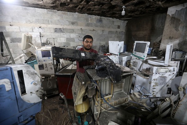 مهندسون يحاولون إصلاح أجهزة طبية تضررت جراء القصف والدمار في مستشفى الشفاء بمدينة غزة، في 16 آب/أغسطس 2026. (صورة: بلال أسامة)