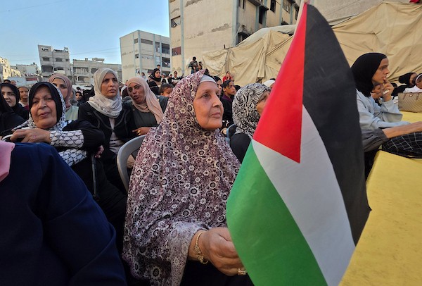 طلاب فلسطينيون متفوقون في المرحلة الثانوية برفقة عائلاتهم خلال حفل تكريم في خان يونس، جنوب قطاع غزة، في 6 أغسطس/آب 2026، احتفاءً بنجاح 140 طالبًا وطالبة رغم الظروف الصعبة. تصوير: طارق محمد