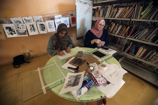 فنانون فلسطينيون خلال ورشة «الزمان والمكان» في مدينة غزة، حيث جسدت أعمالهم واقع الحرب والنزوح ورسائل الأمل والصمود، 15 أغسطس/آب 2026. تصوير: بلال أسامة.