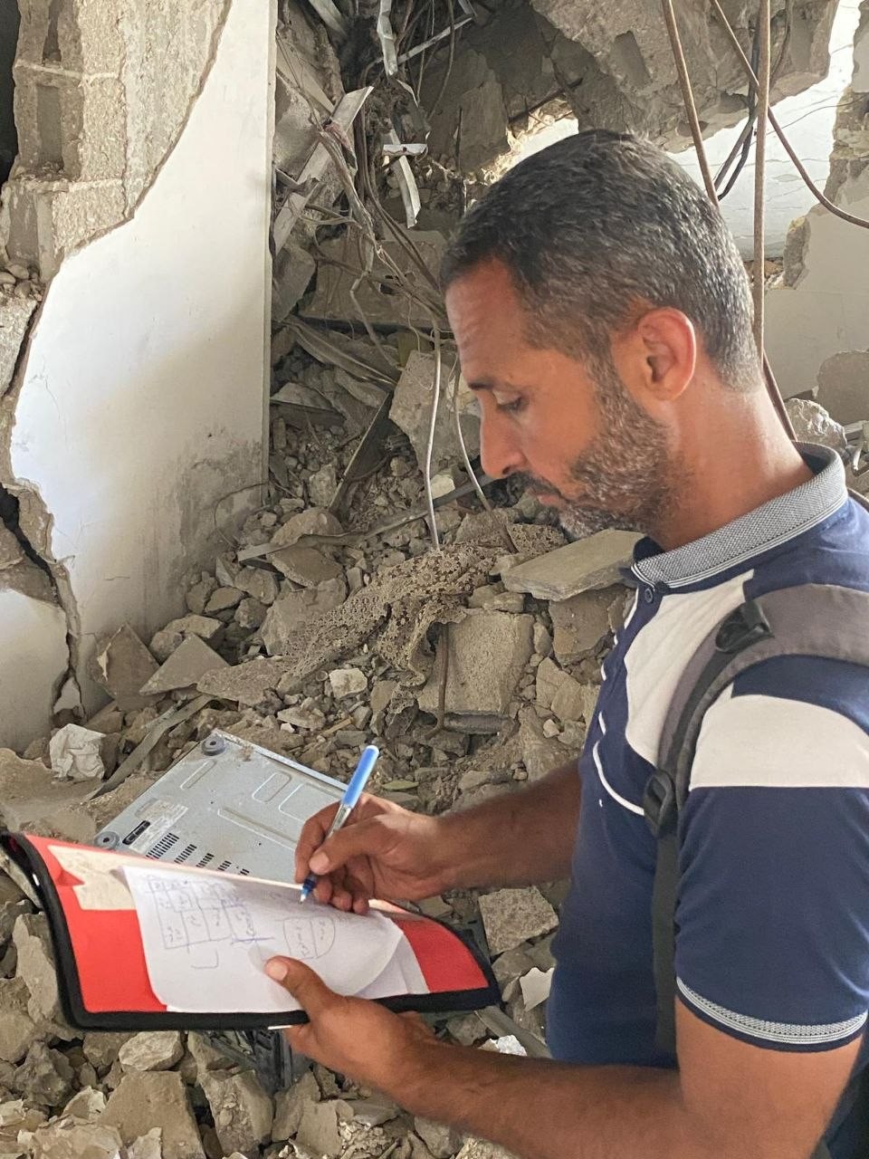 الدفاع المدني يعاين 8 منازل مدمرة تضم جثامين نحو 170 شهيدًا تمهيدًا لانتشالهم 2.jpg