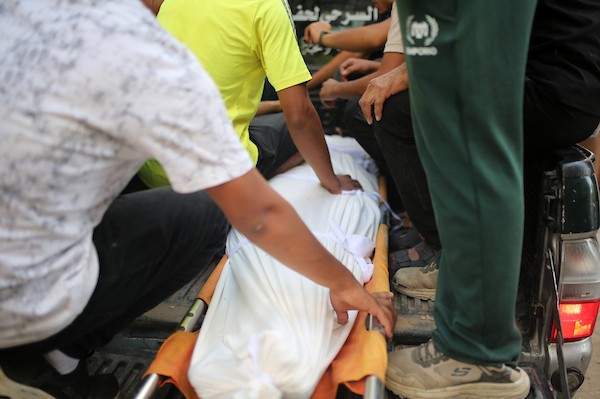 فلسطينيون يشاركون في تشييع عامل التوصيل رائد عادل محمد عليان (24 عامًا)، الذي استشهد في غارة جوية إسرائيلية، 29 أغسطس/آب 2026.تصوير: محمد صالحة