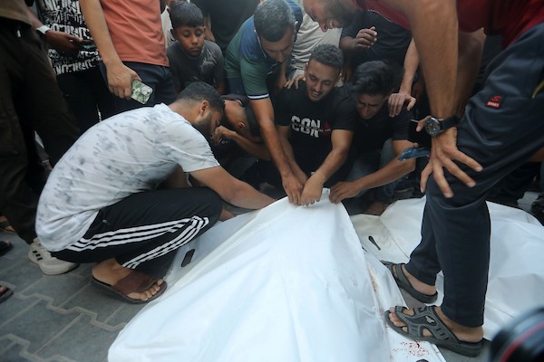 فلسطينيون يشيعون جثامين ستة أشخاص بينهم طفل في مستشفى الشفاء بمدينة غزة، في 18 أغسطس/آب 2026. تصوير: بلال أسامة