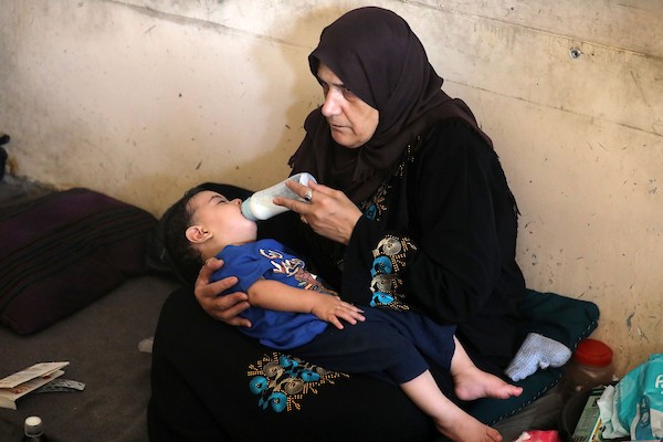 الطفل الفلسطيني حمزة الرباعي، البالغ من العمر عامًا واحدًا، يعيش مع أقارب والده في مركز إيواء بمدينة غزة، بعدما أصبح الناجي الوحيد من عائلته المباشرة إثر مقتل والديه وإخوته الثلاثة في هجمات إسرائيلية منفصلة، 10 أغسطس/آب 2026. (صورة: بلال أسامة)