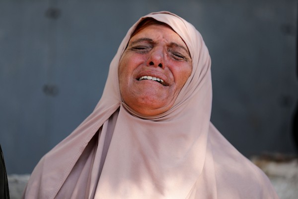ودّع المشيّعون جثامين سبعة فلسطينيين قُتلوا في غارة جوية إسرائيلية على مقهى في ميناء غزة في اليوم السابق، وذلك خلال جنازتهم في مستشفى الشفاء بمدينة غزة، في 19 أغسطس/آب 2026.