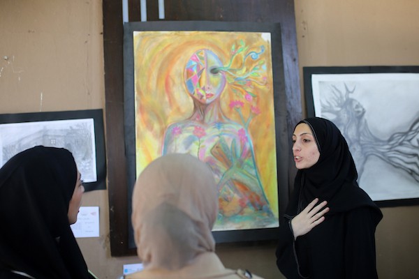 حضر فلسطينيون معرض ريشة السلام الذي ضمّ أعمالاً فنية ورسومات لشابات من مدينة غزة، وذلك في 30 أغسطس/آب 2026. تصوير: محمد صالحة