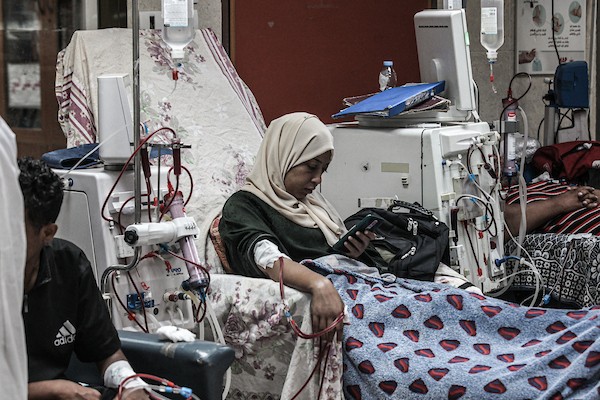 مرضى فلسطينيون يخضعون لجلسات غسيل الكلى في مستشفى شهداء الأقصى بدير البلح، في 5 أغسطس/آب 2026، وسط نقص حاد في الأدوية والمستلزمات الطبية عقب استهداف مستودع للإمدادات العلاجية. (تصوير: معز صالحي)