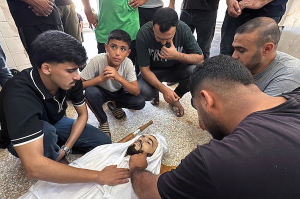 ودّاع الفلسطينيون جثمان محمد أبو أسد بعد استشهاده في غارة إسرائيلية استهدفت خيمة تأوي نازحين قرب مستشفى شهداء الأقصى في دير البلح، وسط قطاع غزة، في 24 أغسطس/آب 2026.(صورة: أحمد إبراهيم)