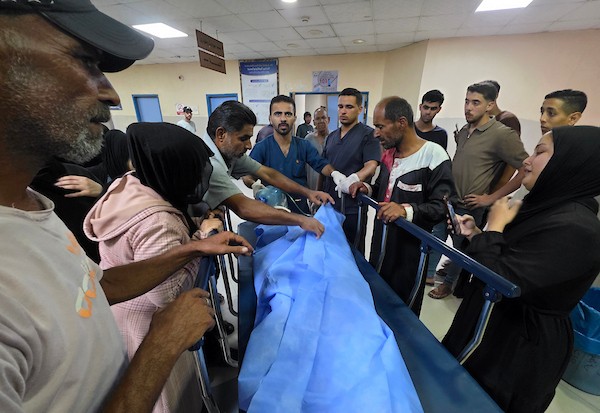 الطفل محمد أمير شعث يتلقى العلاج في مجمع ناصر الطبي بعد إصابته بجروح خطيرة في الرأس والقدم أثناء عودته إلى منزل عائلته في خان يونس، جنوب قطاع غزة.(صورة: طارق محمد)