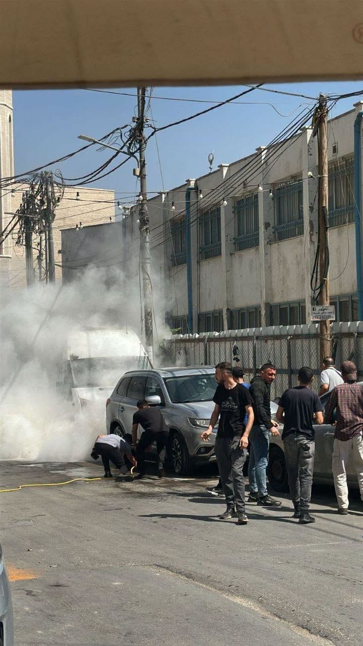 اندلاع حريق في مركبة أحد المواطنين بمخيم قلنديا شمال القدس المحتلة جراء إطلاق قوات الاحتلال لقنابل الغاز.jpg