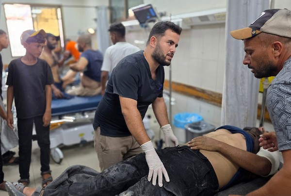 نقل جرحى، بينهم أطفال، إلى مجمع ناصر الطبي في خان يونس، جنوب قطاع غزة، في 23 أغسطس/آب 2026. (صورة: طارق محمد)