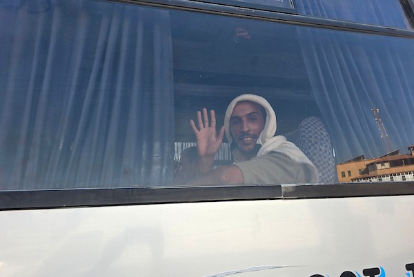 أسرى ومعتقلون فلسطينيون مفرج عنهم يصلون على متن حافلات تابعة للجنة الدولية للصليب الأحمر إلى مجمع ناصر الطبي في خان يونس، جنوب قطاع غزة، بعد نقلهم من معبر كرم أبو سالم، وسط تجمع أفراد من عائلاتهم لاستقبالهم.(تصوير: طارق محمد)