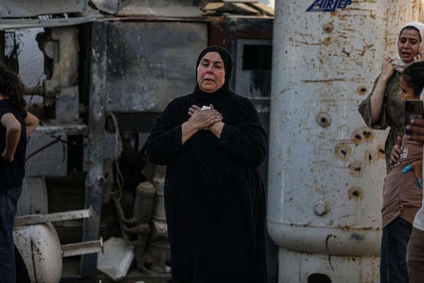 فلسطينيون يشيّعون جثامين تسعة أشخاص، بينهم طفل، استُشهدوا في غارة جوية إسرائيلية استهدفت مقرًا للشرطة وسط مدينة غزة، في 19 أغسطس/آب 2026. الصورة: بلال أسامة