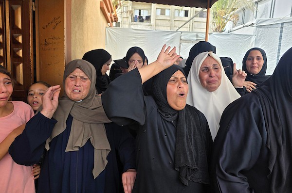 شُيّع جثمانا ياسر أبو الخير ومحمد نصر الدين في مجمع ناصر الطبي، بعد استشهادهما في غارة إسرائيلية غرب خان يونس، في 30 أغسطس/آب 2026. (صورة: طارق محمد)