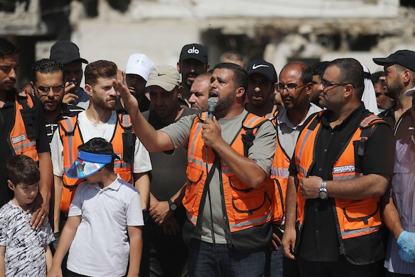 فلسطينيون يشاركون في تشييع رفات 50 شخصًا انتُشلوا من تحت أنقاض مبانٍ مدمرة في مدينة غزة، 20 آب/أغسطس 2026. (تصوير: بلال أسامة)