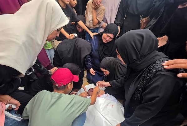 شُيّع جثمانا ياسر أبو الخير ومحمد نصر الدين في مجمع ناصر الطبي، بعد استشهادهما في غارة إسرائيلية غرب خان يونس، في 30 أغسطس/آب 2026. (صورة: طارق محمد)