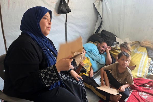 في خيمة بسيطة بمخيم للنازحين في منطقة المواصي بخان يونس، تحاول عائلة محمد المغير مواصلة تفاصيل حياتها اليومية وسط موجة حر ونقص في الاحتياجات (تصوير: طارق محمد)