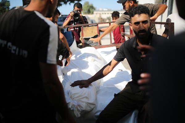 ودّع المشيّعون جثامين ثلاثة فلسطينيين استشهدوا في غارة إسرائيلية استهدفت سيارة مدنية في حي تل الهوى بمدينة غزة في 31 أغسطس/آب 2026. (صورة: محمد صالحة)